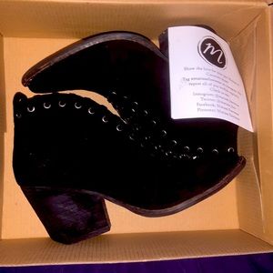 it’s new i bought them for my sister and she didn’t want them never been worn